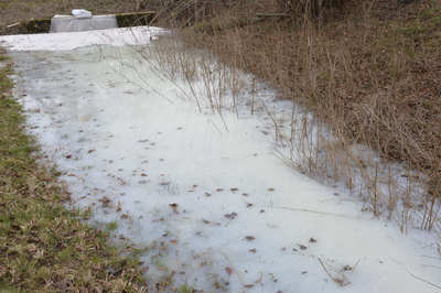 Ilshofen: Milchtankzug stuerzt Boeschung hinab - Ca. 12.000 Liter Milch und Diesel in Baechen rund um die Autobahn